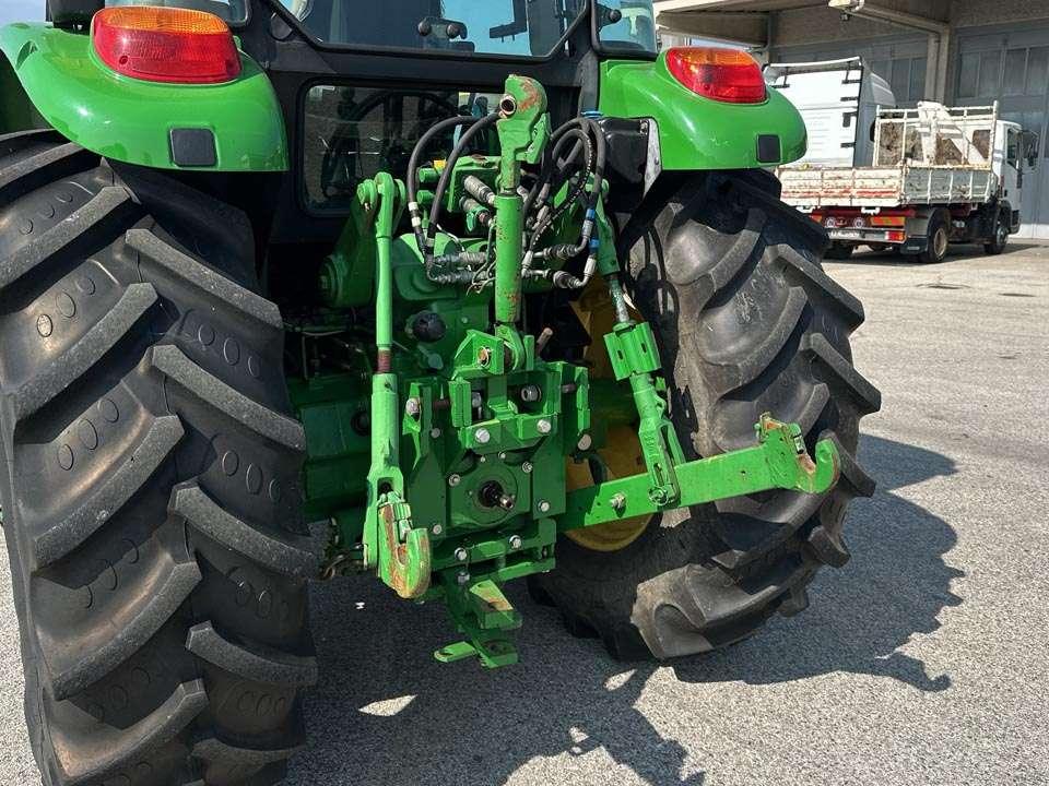 John Deere 6100D Photo 9
