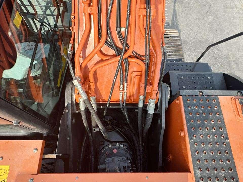 Hitachi ZX350LCN-6 Photo 9