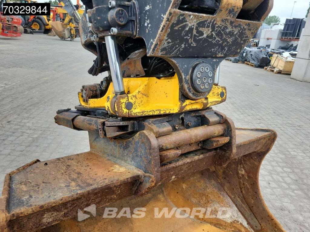 Komatsu HB215 LC -2 Photo 14