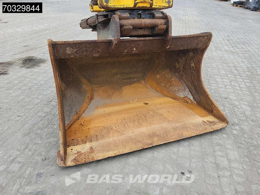 Komatsu HB215 LC -2 Photo 17