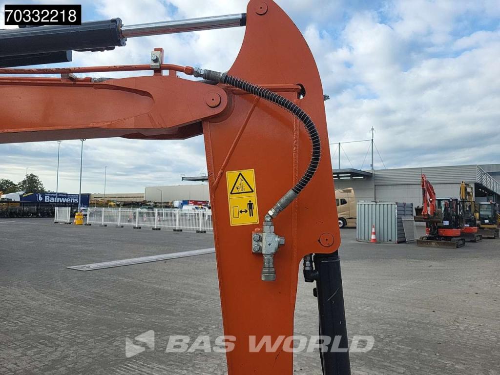 Hitachi ZX33 U-6 CLR A/C - 3 Buckets Photo 11