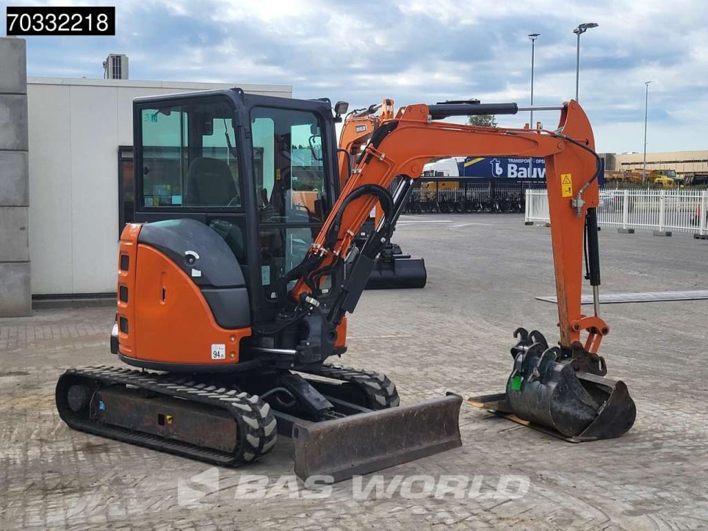 Hitachi ZX33 U-6 CLR A/C - 3 Buckets Photo 8