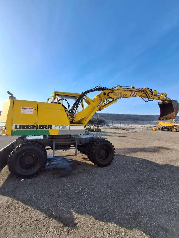 Liebherr A 900 C Photo 1