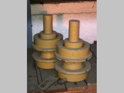 Carrier rollers for Caterpillar D6D sold by Fratelli Zenzalari S.r.l.