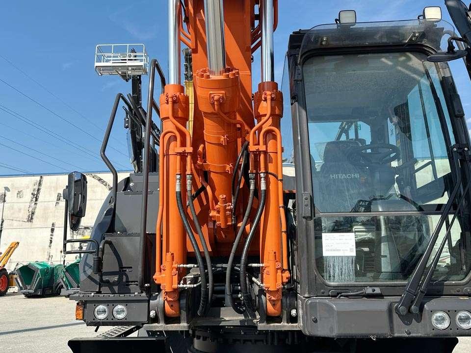 Hitachi ZX220W-7 Photo 10