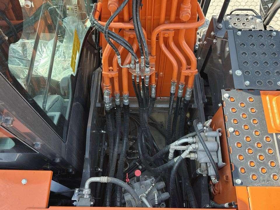 Hitachi ZX220W-7 Photo 16
