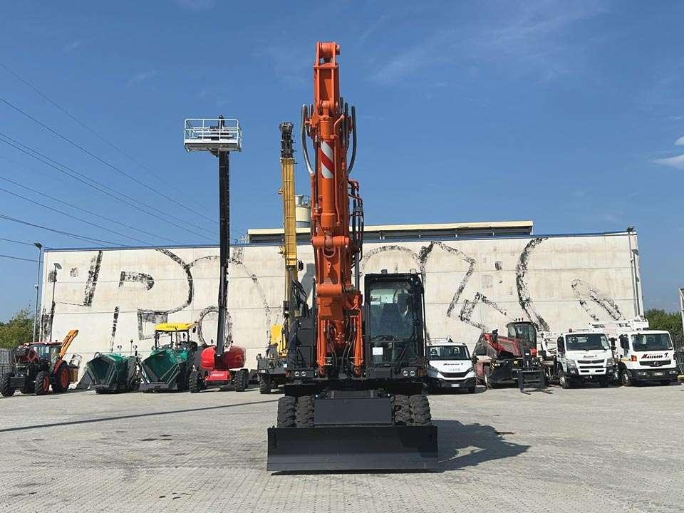 Hitachi ZX220W-7 Photo 24