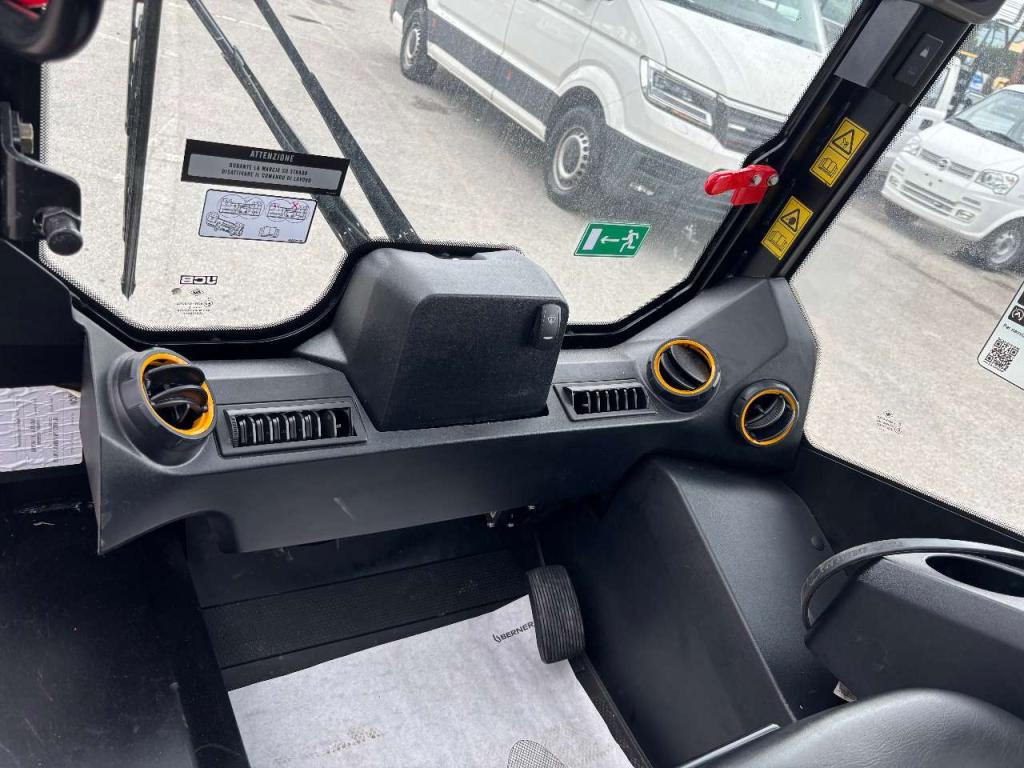JCB Teleskid 3TS-8T Photo 11