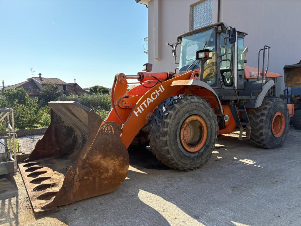 Hitachi ZW220 Photo 1