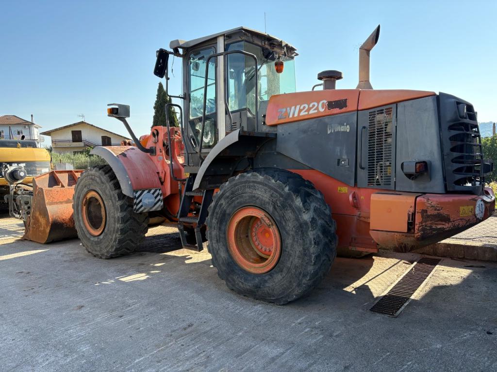 Hitachi ZW220 Photo 2