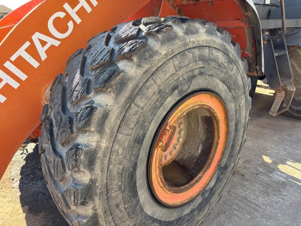 Hitachi ZW220 Photo 3