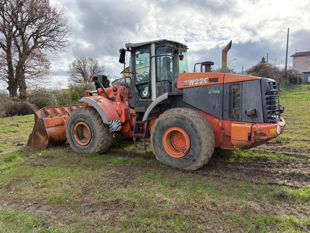 Hitachi ZW220 Photo 7