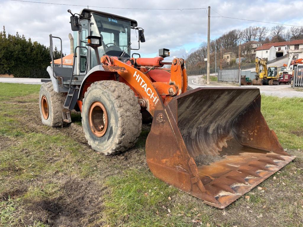 Hitachi ZW220 Photo 8
