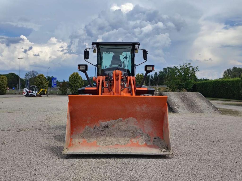 Hitachi ZW 180-6 Photo 8