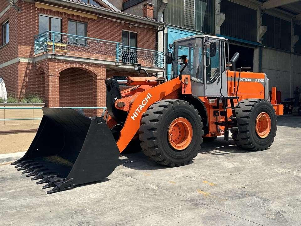 Hitachi LX210E Photo 1