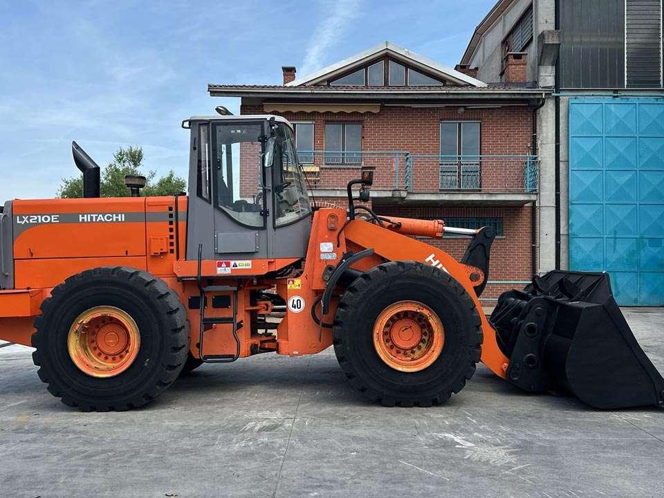 Hitachi LX210E Photo 19