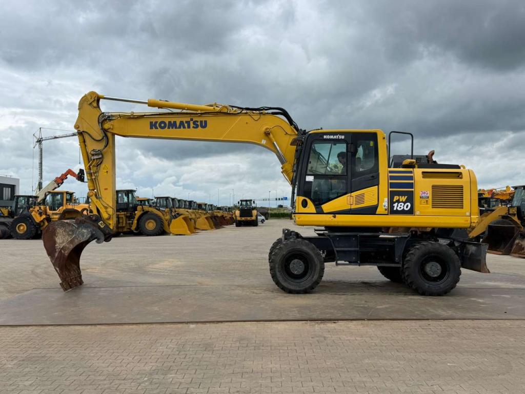 Komatsu PW180-11 Photo 1