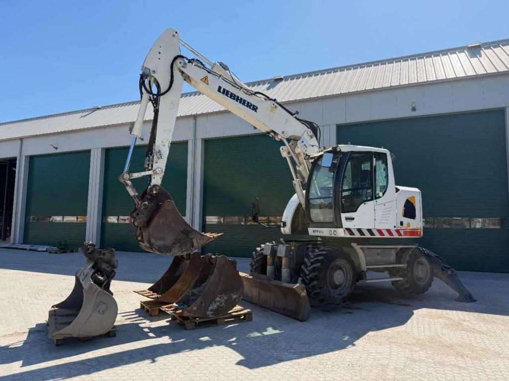 Liebherr A914 Compact Outriggers // Quick Coupler // 5x attachment Photo 1