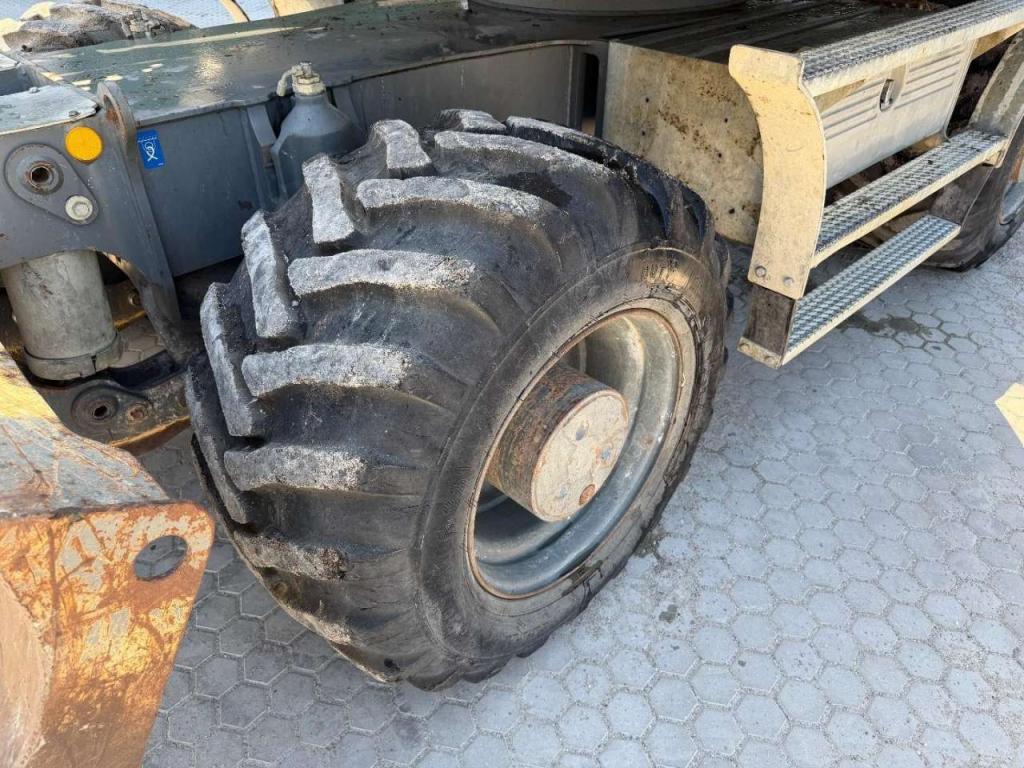Liebherr A914 Compact Outriggers // Quick Coupler // 5x attachment Photo 10