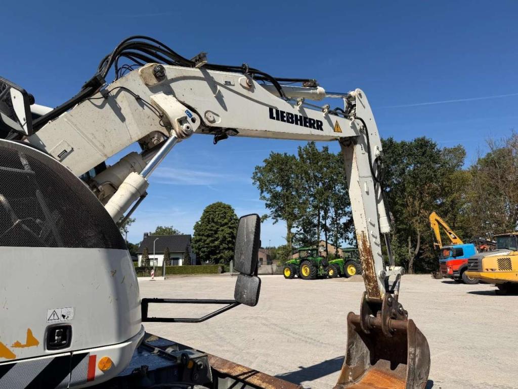 Liebherr A914 Compact Outriggers // Quick Coupler // 5x attachment Photo 13