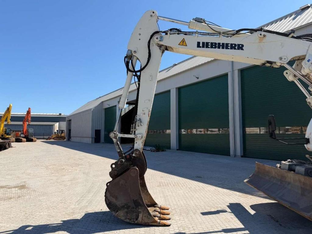 Liebherr A914 Compact Outriggers // Quick Coupler // 5x attachment Photo 16