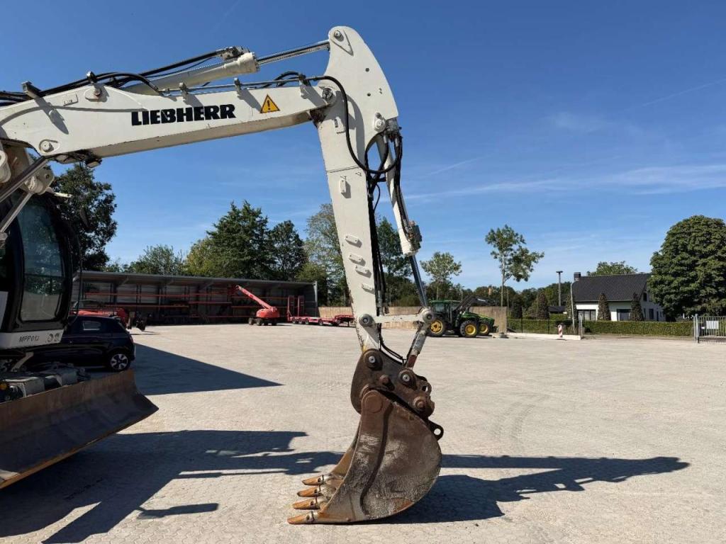 Liebherr A914 Compact Outriggers // Quick Coupler // 5x attachment Photo 17