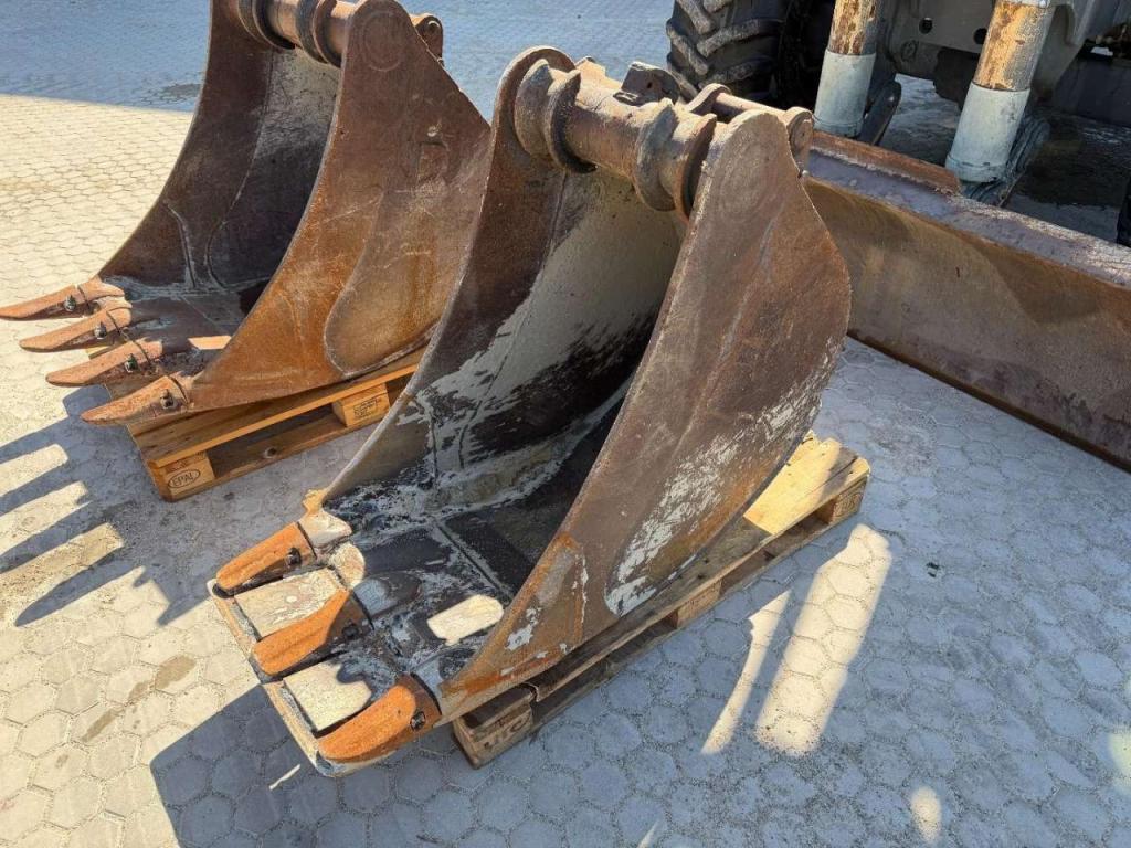 Liebherr A914 Compact Outriggers // Quick Coupler // 5x attachment Photo 19