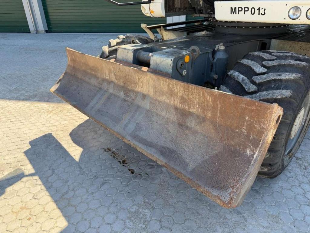 Liebherr A914 Compact Outriggers // Quick Coupler // 5x attachment Photo 26