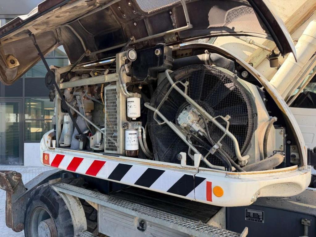 Liebherr A914 Compact Outriggers // Quick Coupler // 5x attachment Photo 28