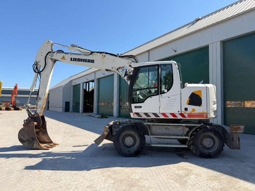 Liebherr A914 Compact Outriggers // Quick Coupler // 5x attachment Photo 4