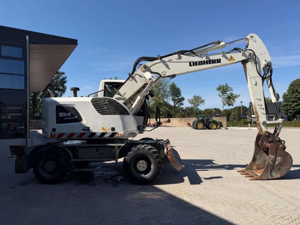 Liebherr A914 Compact Outriggers // Quick Coupler // 5x attachment Photo 5