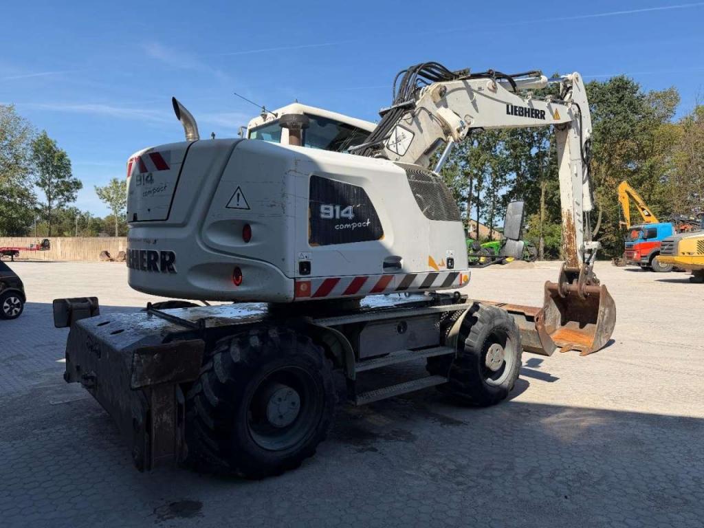 Liebherr A914 Compact Outriggers // Quick Coupler // 5x attachment Photo 6