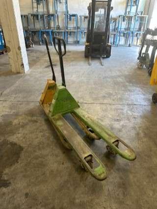 Hand pallet truck Photo 1