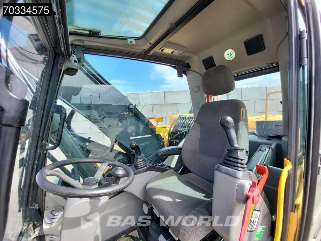 Volvo EW140 D Outriggers + Blade Photo 27