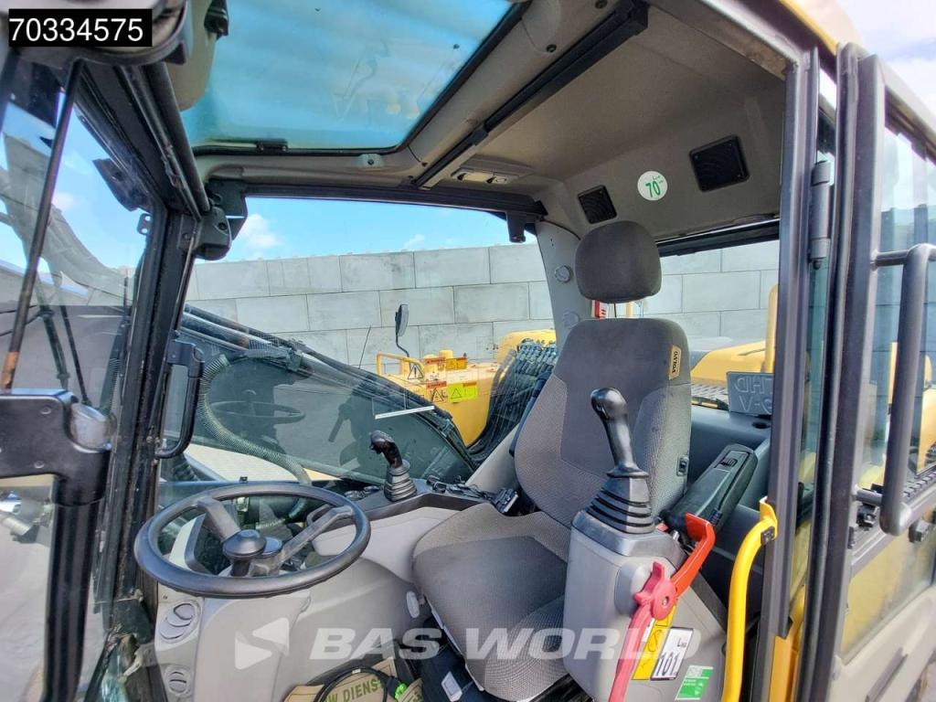 Volvo EW140 D Outriggers + Blade Photo 28