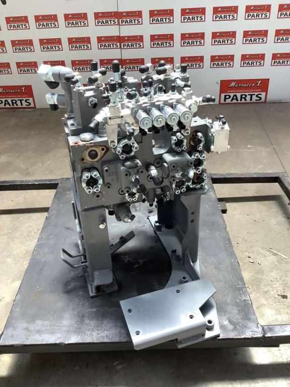 Hydraulic distributor for Hitachi ZX135US-7 Photo 1
