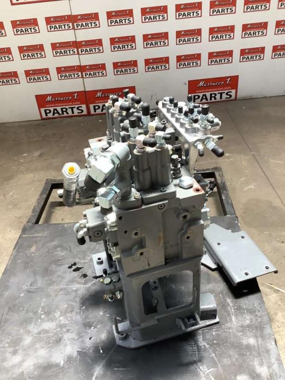 Hydraulic distributor for Hitachi ZX135US-7 Photo 2