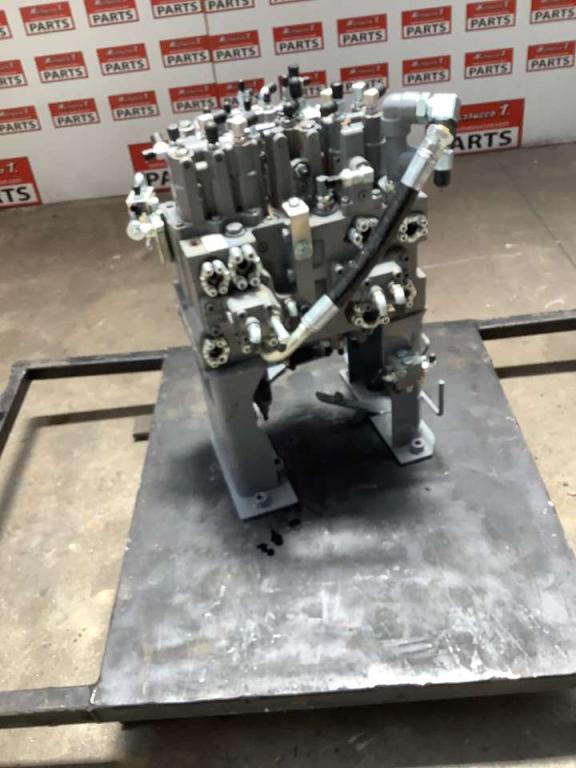 Hydraulic distributor for Hitachi ZX135US-7 Photo 3