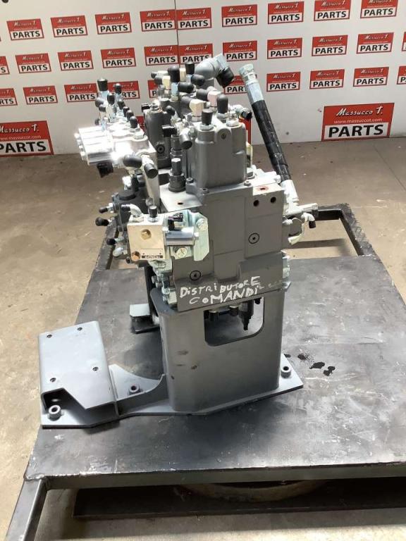 Hydraulic distributor for Hitachi ZX135US-7 Photo 4
