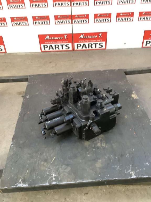 Hydraulic distributor for Hitachi ZW250-6 Photo 1