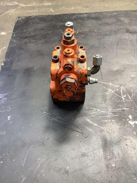 Servo-operated valve for Hitachi ZX 135-5 Photo 4