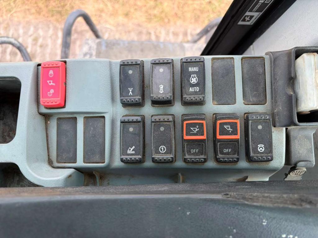 Hitachi ZW180-5B Photo 23