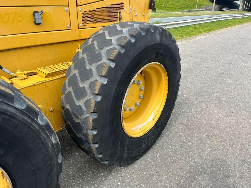 Caterpillar 12M Motor Grader Photo 8