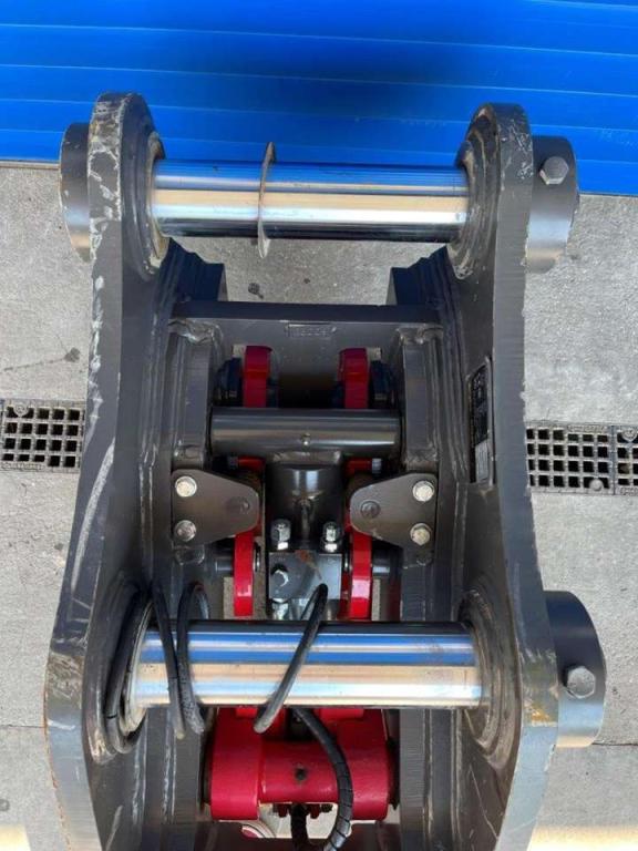 Volvo UNI80 hydraulic quick coupler for 20-26 ton excavators Photo 6