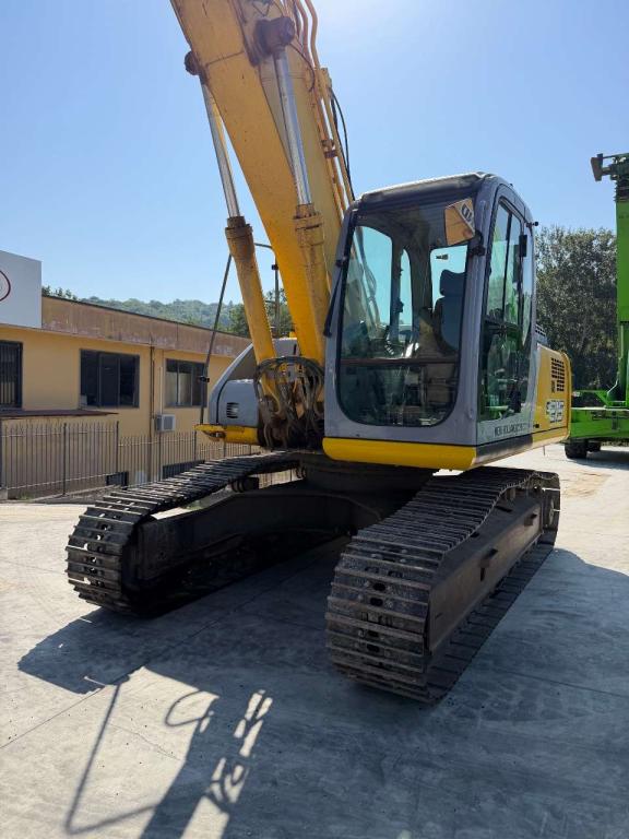 New Holland Kobelco E215 Photo 4