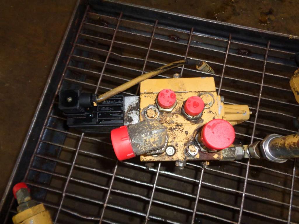 Proportional valve for Caterpillar 322 B Photo 2