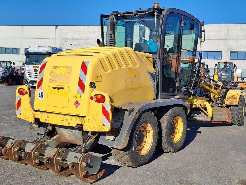 New Holland F106.7A Photo 3