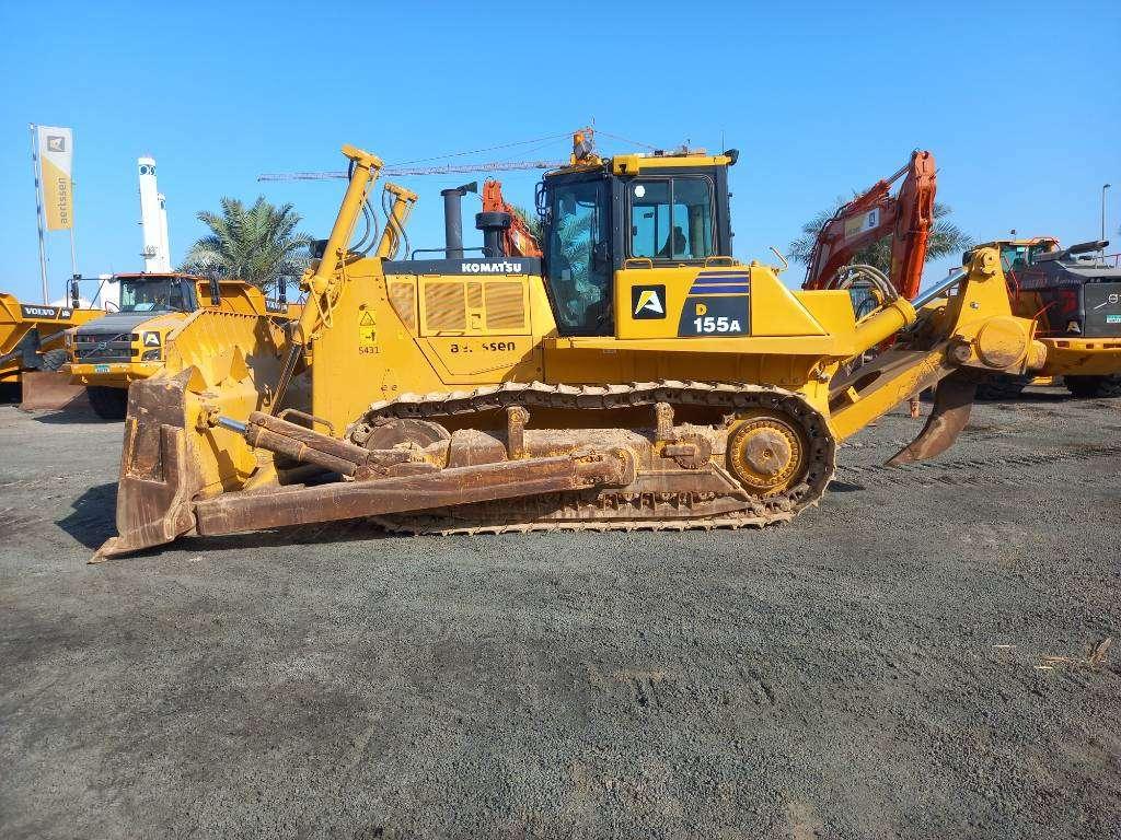 Komatsu D155A-6R (4pcs available for sale in Abu Dhabi) Photo 1
