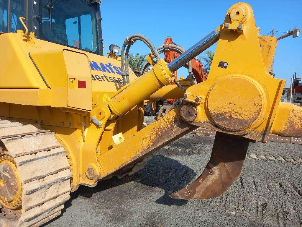 Komatsu D155A-6R (4pcs available for sale in Abu Dhabi) Photo 12
