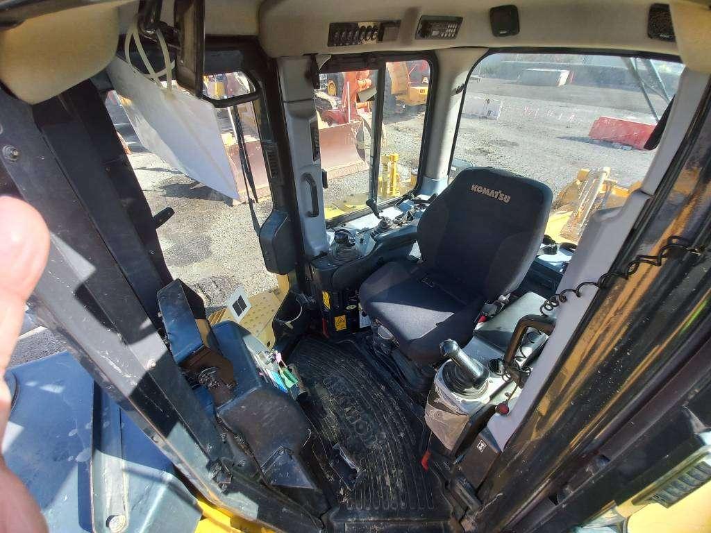 Komatsu D155A-6R (4pcs available for sale in Abu Dhabi) Photo 16